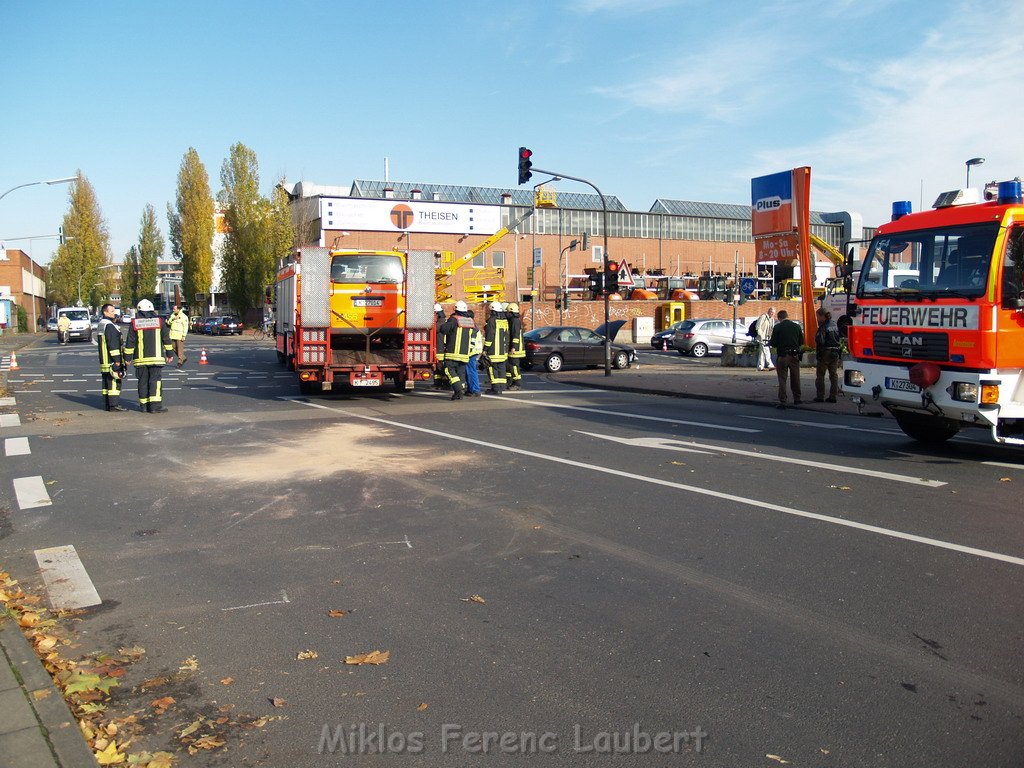 Schwerer VU Notarzt Pkw Koeln Ehrenfeld Weinsbergstr Oskar 172.JPG